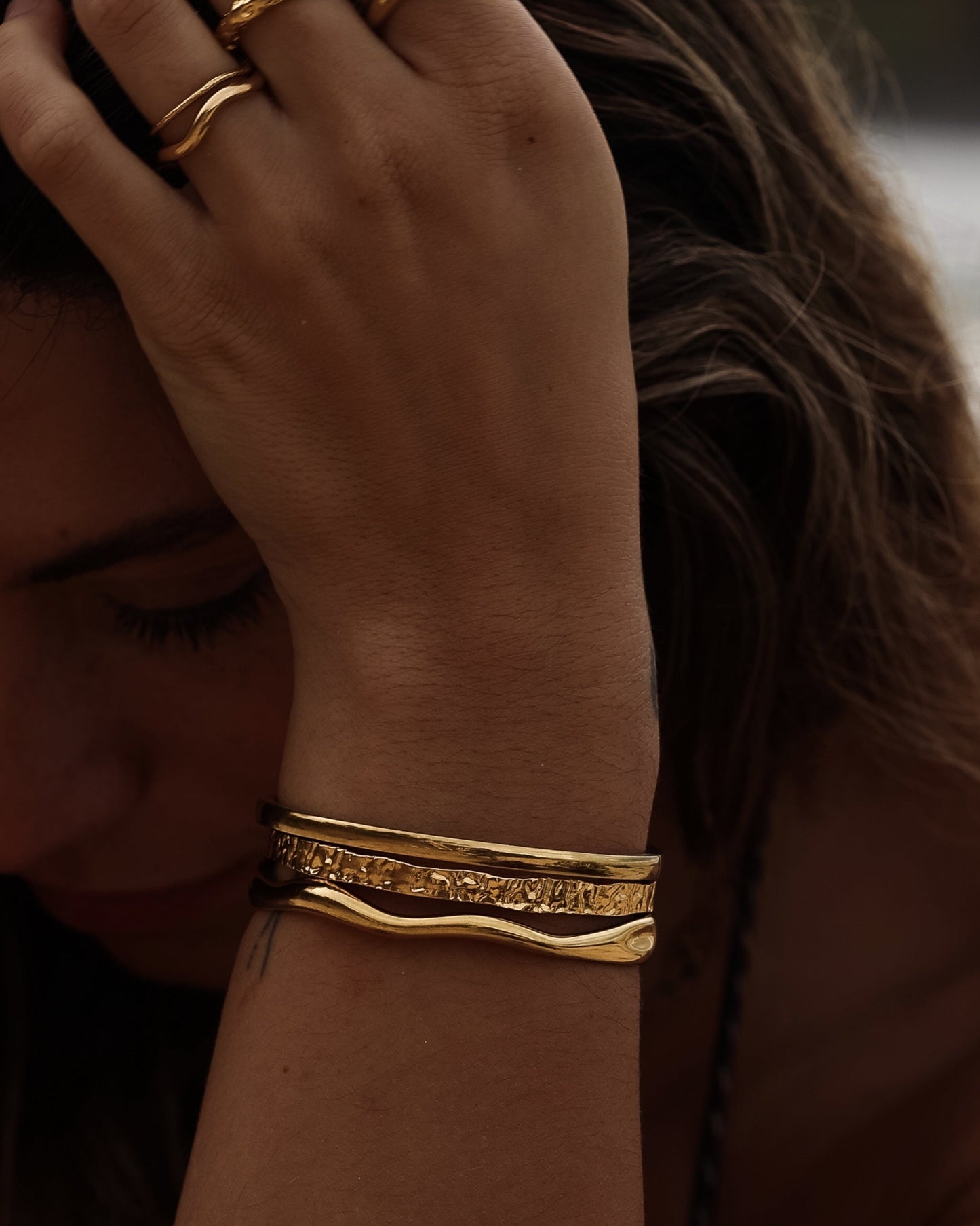THIN TEXTURED OPEN BANGLE
