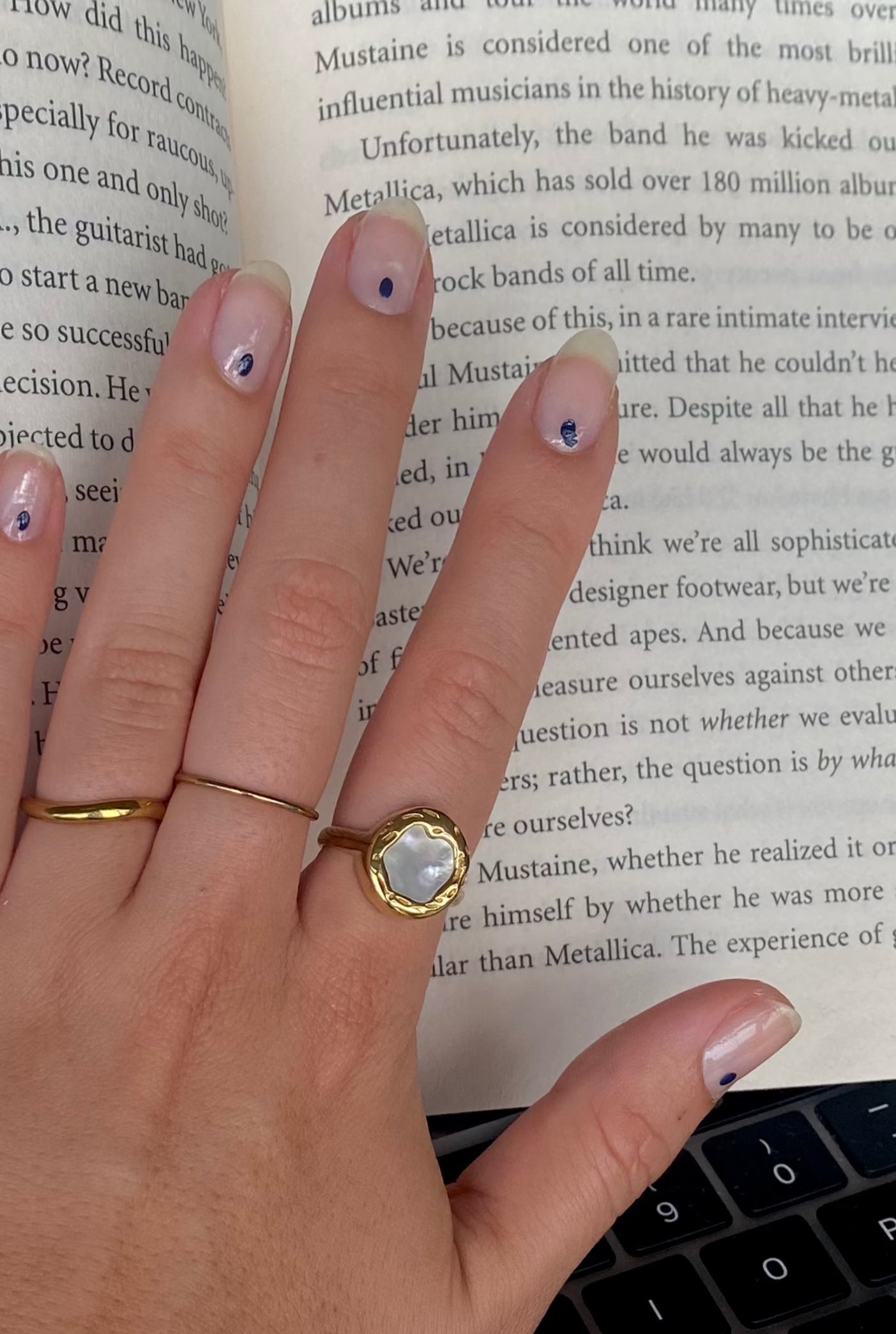 WHITE SHELL SIGNET RING
