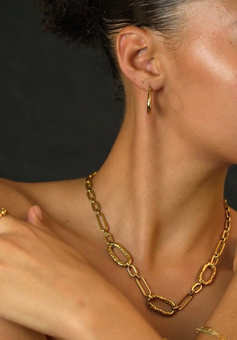 STATEMENT GOLD NECKLACE
