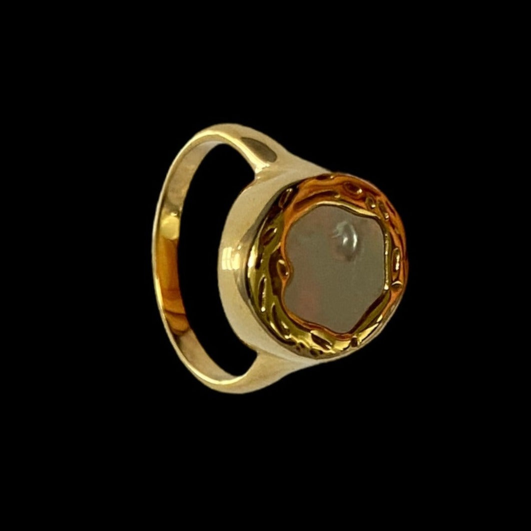 WHITE SHELL SIGNET RING