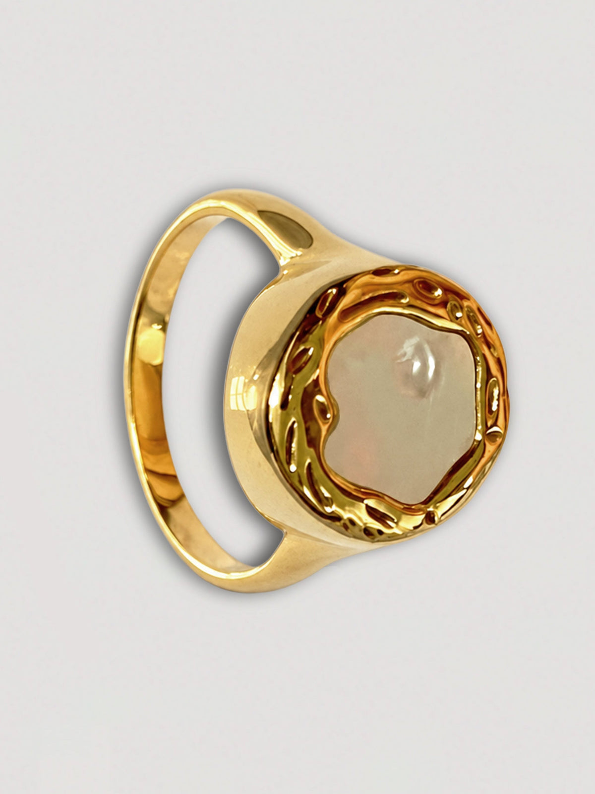 MOTHER OF PEARL SIGNET RING