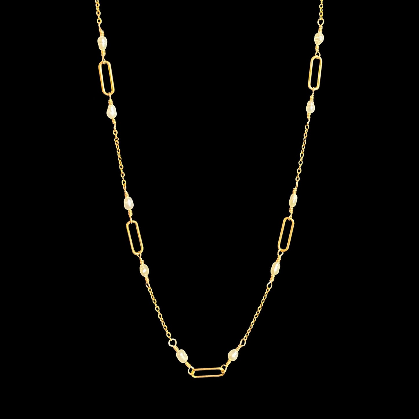 VELA NECKLACE  -  FRESHWATER PEARL